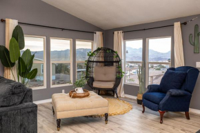 Magnificent & tranquil home, Mountain Views , 8 mins to casinos & river, Fire pit, BBQ